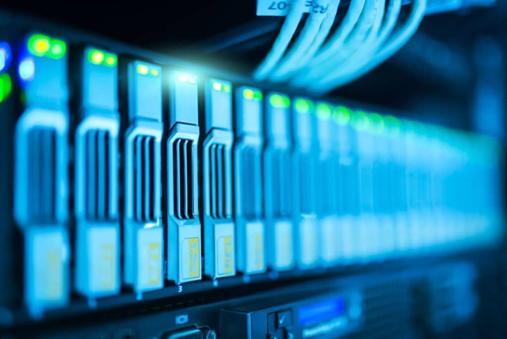 Serverschrank mit Netzwerkkabeln in einem Rechenzentrum