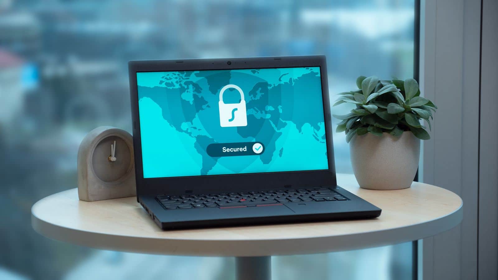 Laptop mit Schloss-Symbol und der Anzeige Secured auf dem Bildschirm