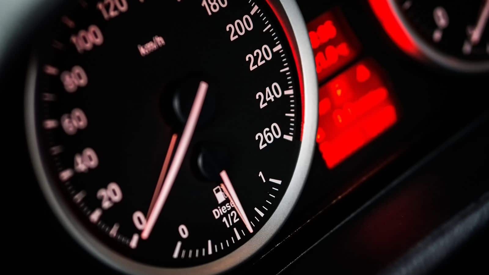 Tachometer eines Autos mit roter Beleuchtung